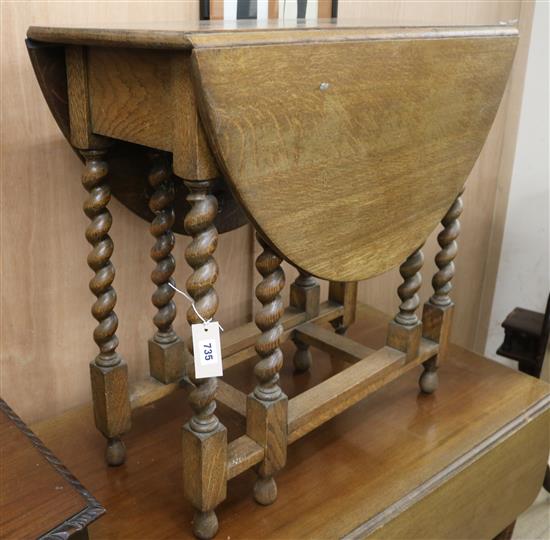 A 1920s oak gate leg table W.77cm